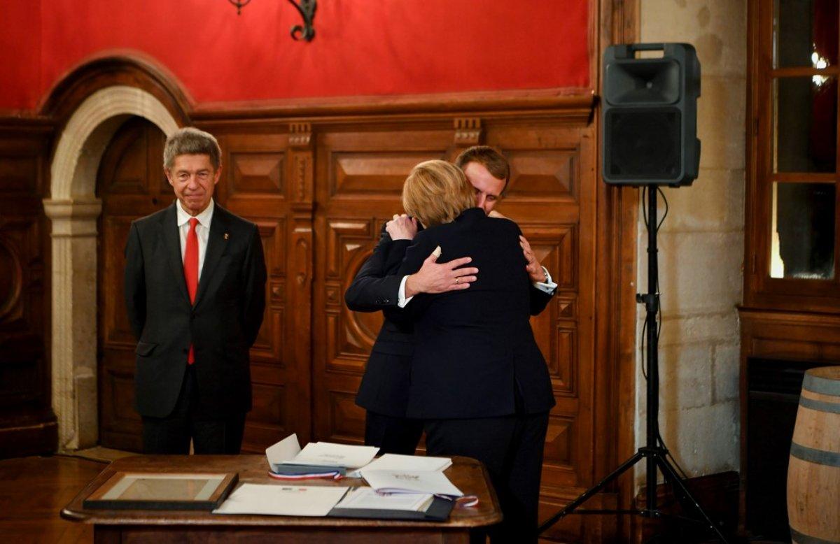 Angela Merkel ile Emmanuel Macron vedalaştı