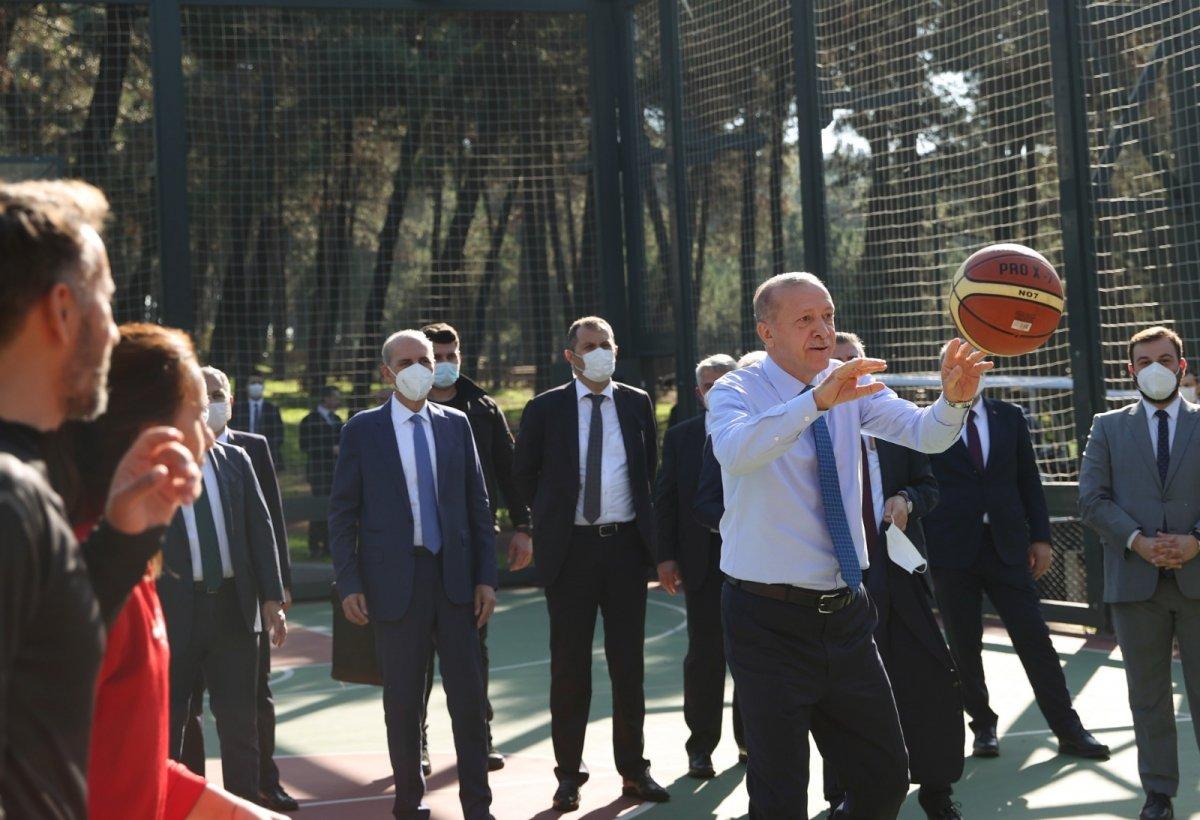 Cumhurbaşkanı Erdoğan, Millet Bahçesi'nde gençlerle basketbol oynadı