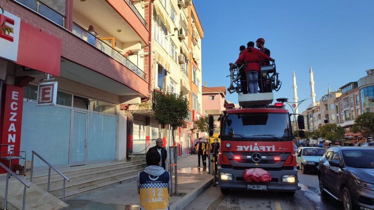 Sakarya'da önce evini yakmaya sonra hortumla söndürmeye çalıştı