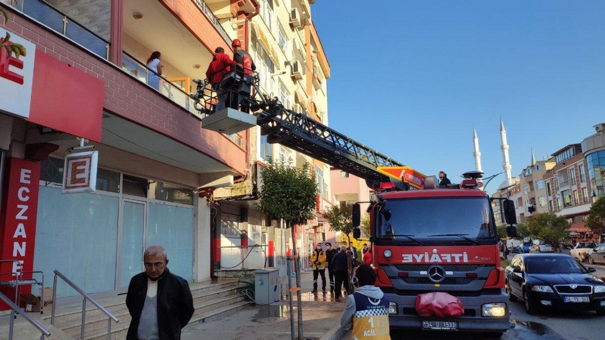 Sakarya'da önce evini yakmaya sonra hortumla söndürmeye çalıştı