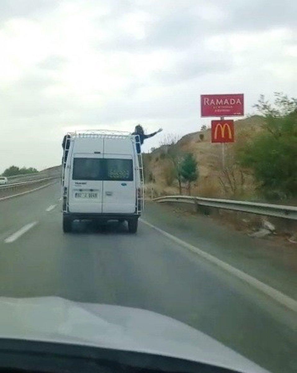 Adıyaman’da öğrenci servis aracının camından sarkan iki öğrenci