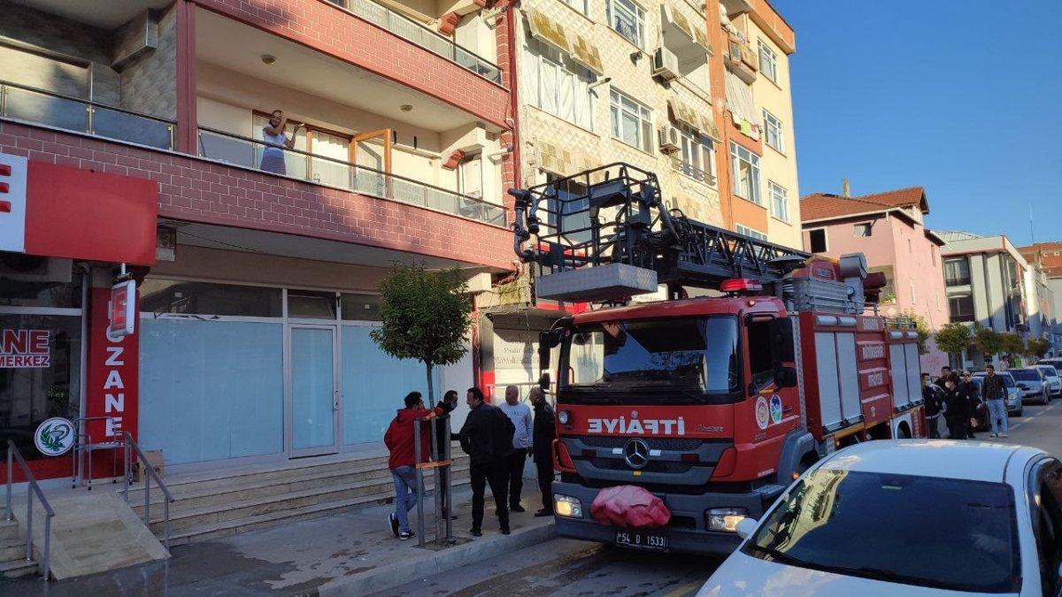 Sakarya'da önce evini yakmaya sonra hortumla söndürmeye çalıştı