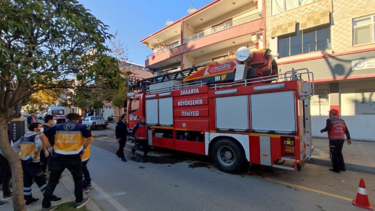 Sakarya'da önce evini yakmaya sonra hortumla söndürmeye çalıştı