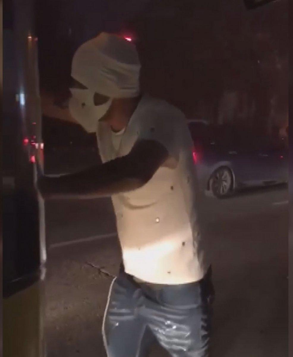 Beşiktaş’ta, omzuyla İETT otobüsünü durdurmaya çalıştı