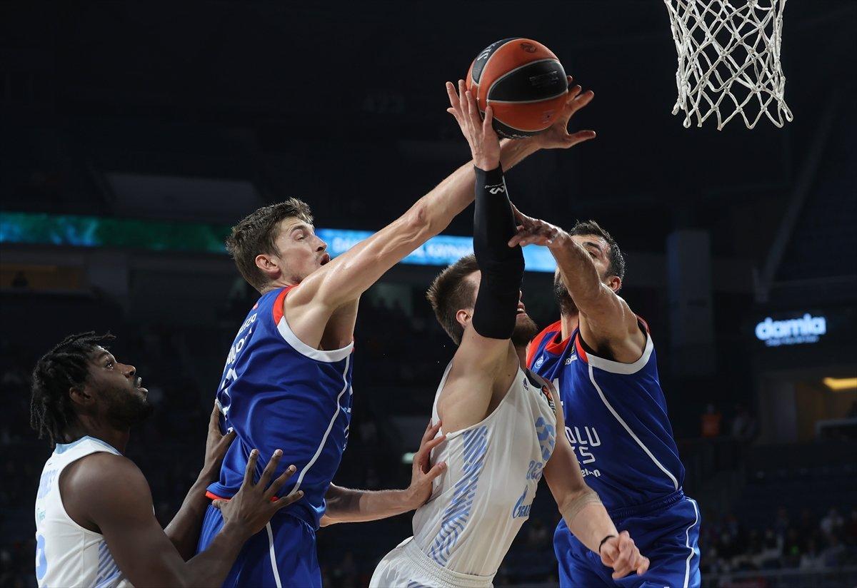 Anadolu Efes sahasında Zenit'e 90-79 yenildi