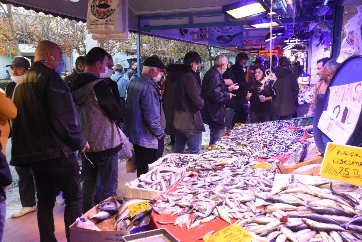 Eskişehir’de hamsinin kilosu 10 liraya düştü, tezgahlarda kuyruklar oluştu