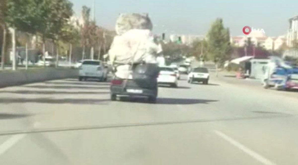 Ankara trafiğinde kamyon gibi yüklenen otomobil