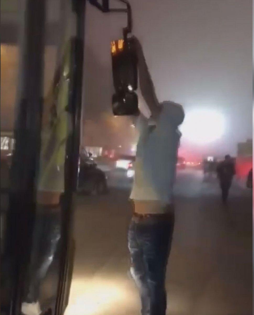 Beşiktaş’ta, omzuyla İETT otobüsünü durdurmaya çalıştı