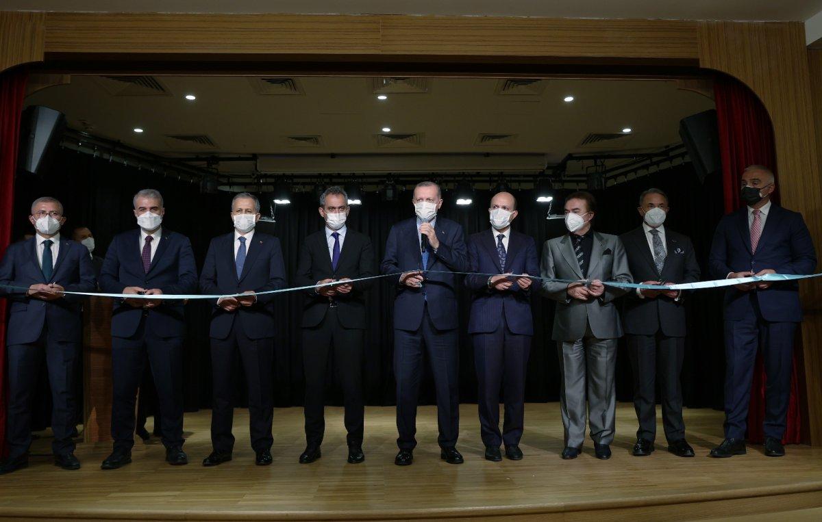 Cumhurbaşkanı Erdoğan, Palet Türk Müziği İlkokulu'nda çocuklarla şarkı söyledi