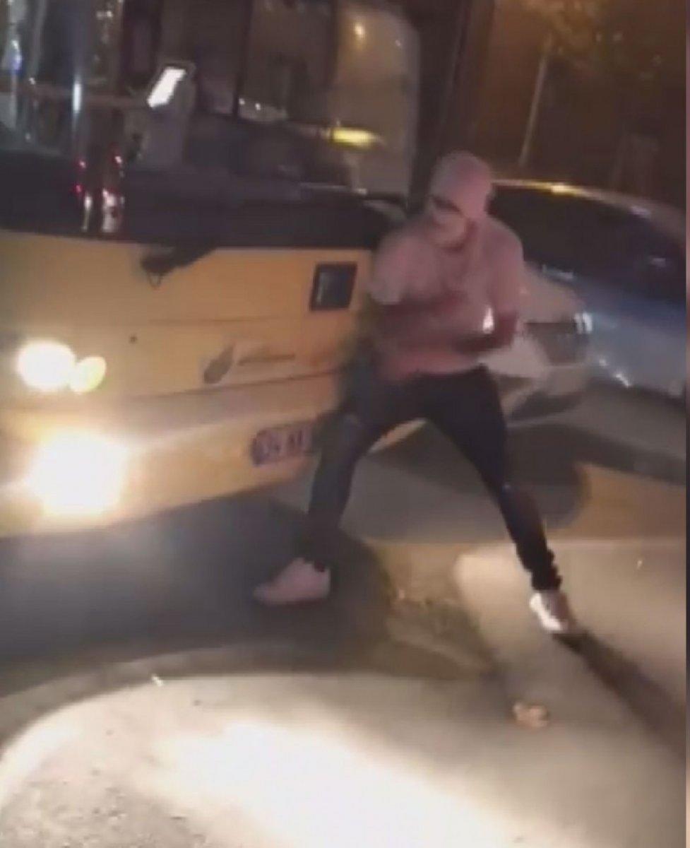 Beşiktaş’ta, omzuyla İETT otobüsünü durdurmaya çalıştı