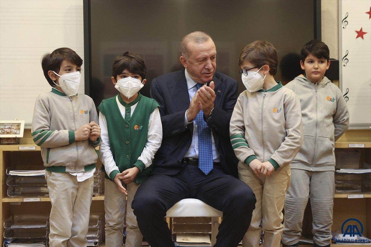 Cumhurbaşkanı Erdoğan, Palet Türk Müziği İlkokulu'nda çocuklarla şarkı söyledi