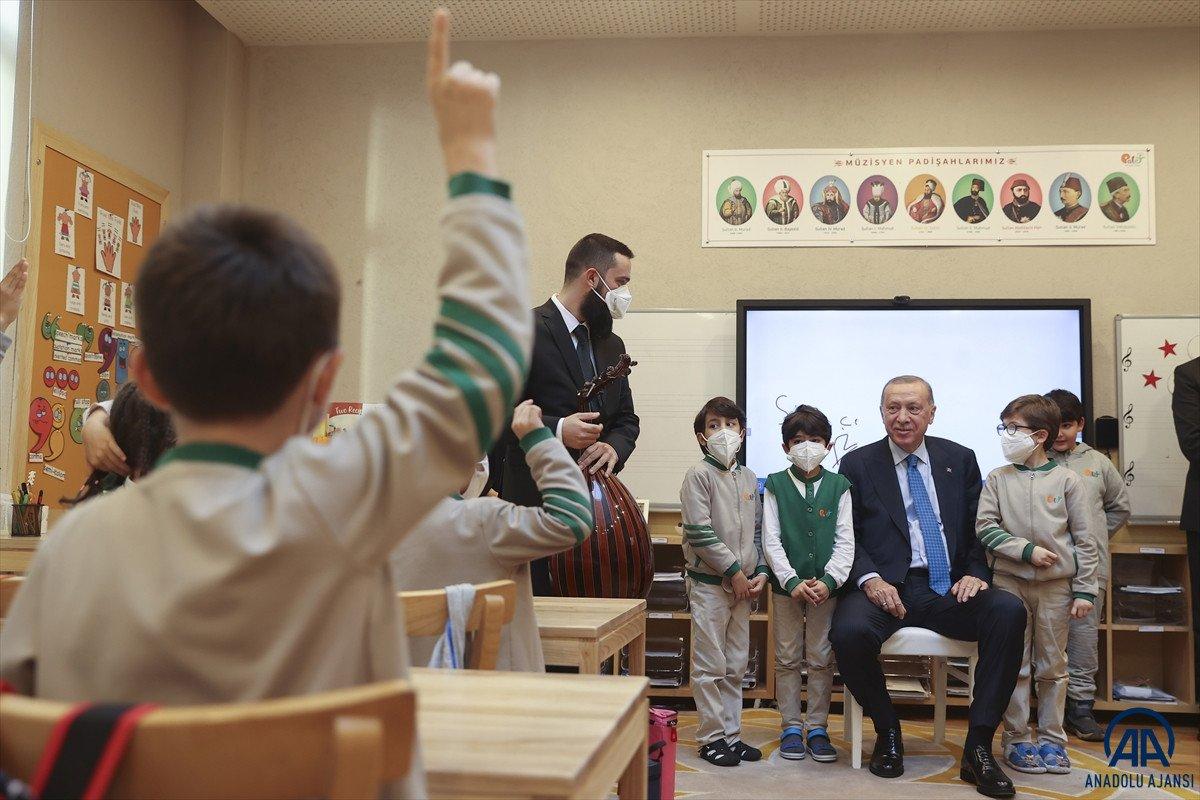 Cumhurbaşkanı Erdoğan, Palet Türk Müziği İlkokulu'nda çocuklarla şarkı söyledi