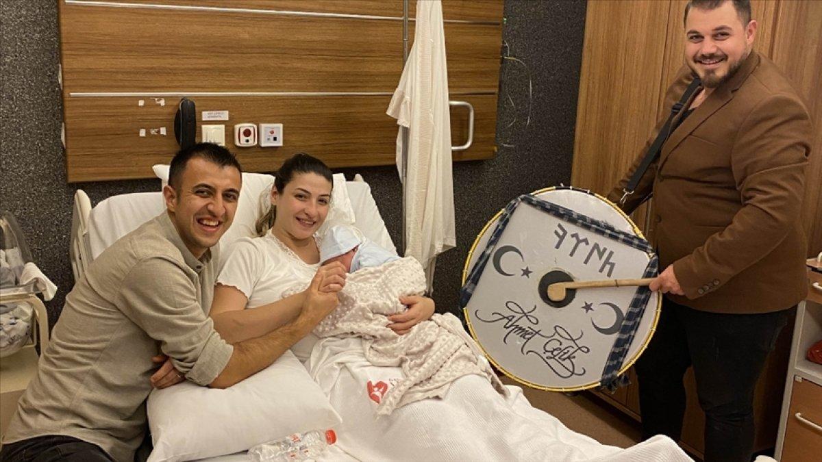 Tekirdağ'da yeni doğan bebeklerinin neşeli hayatı olsun diye davul çaldırdılar