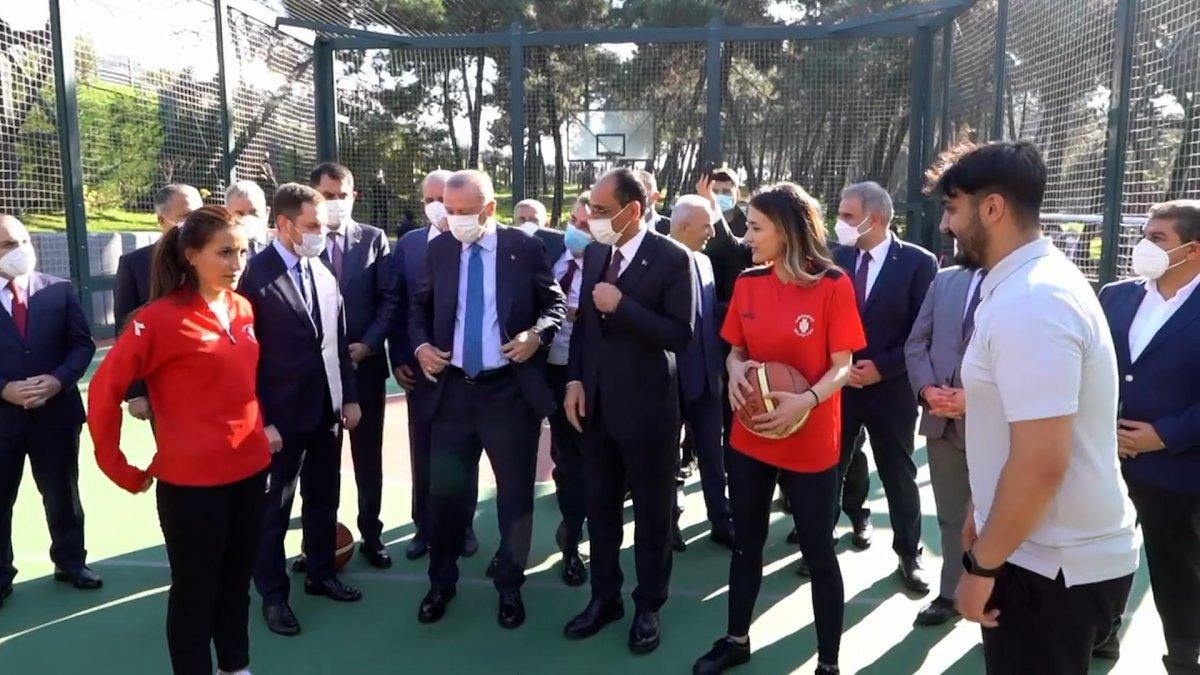 Cumhurbaşkanı Erdoğan'ın gençlerle basketbol maçından yeni görüntüler