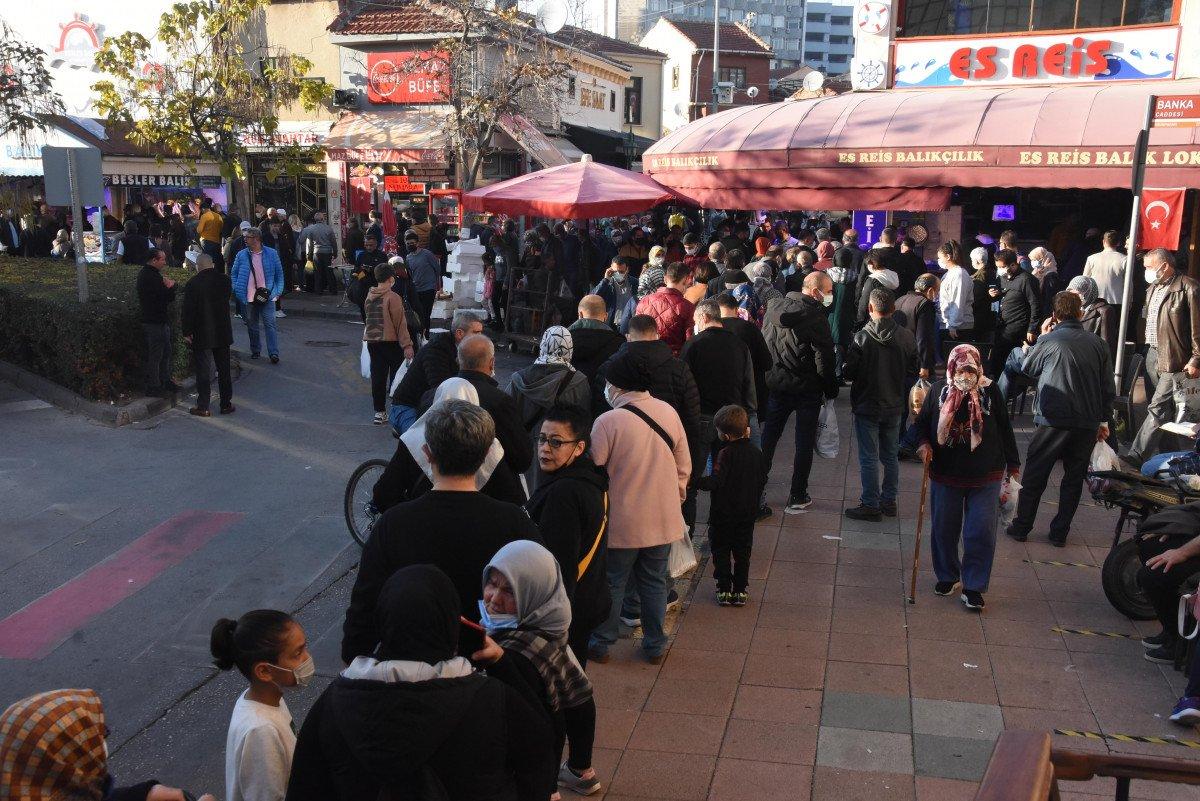 Eskişehir’de hamsinin kilosu 10 liraya düştü, tezgahlarda kuyruklar oluştu