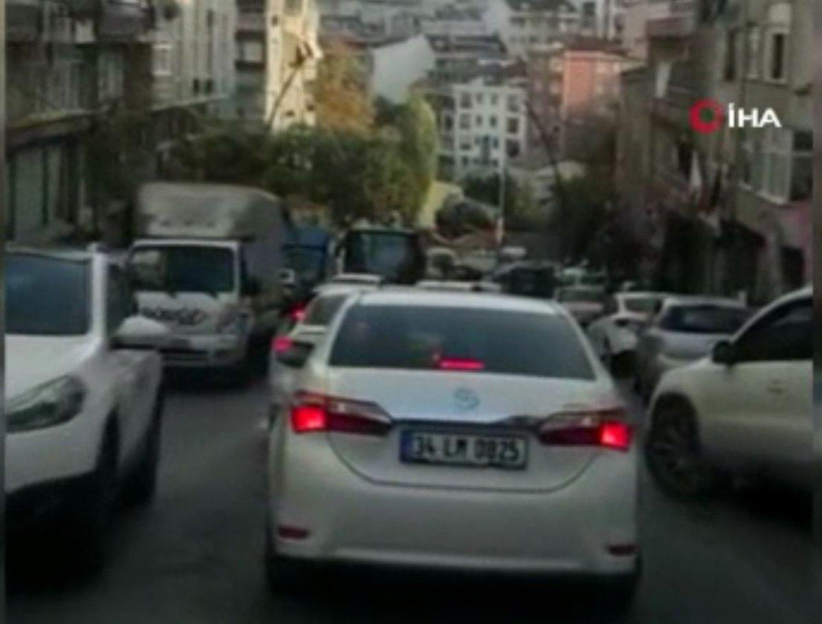 İETT otobüsü arıza yaptı, uzun araç kuyrukları oluştu