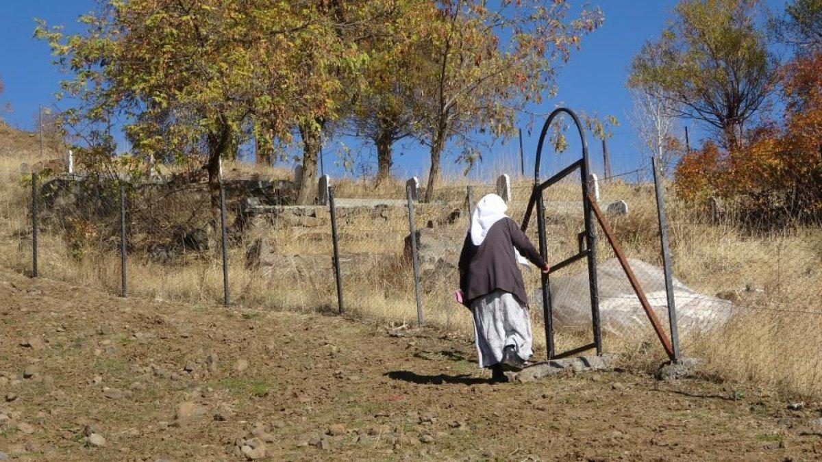Lütfü Türkkan'ın küfrettiği şehit ağabeyinin annesi oğlunun mezarını ziyaret etti