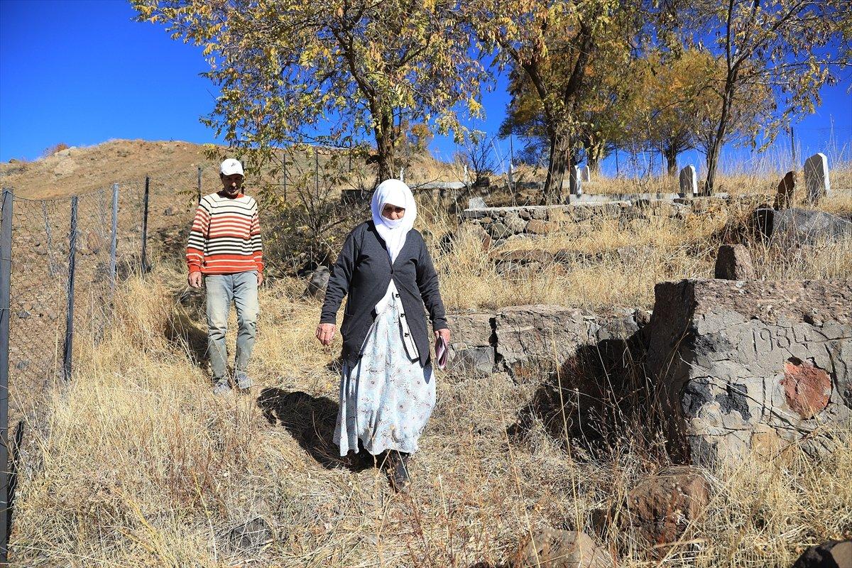 Lütfü Türkkan'ın küfrettiği şehit ağabeyinin annesi oğlunun mezarını ziyaret etti