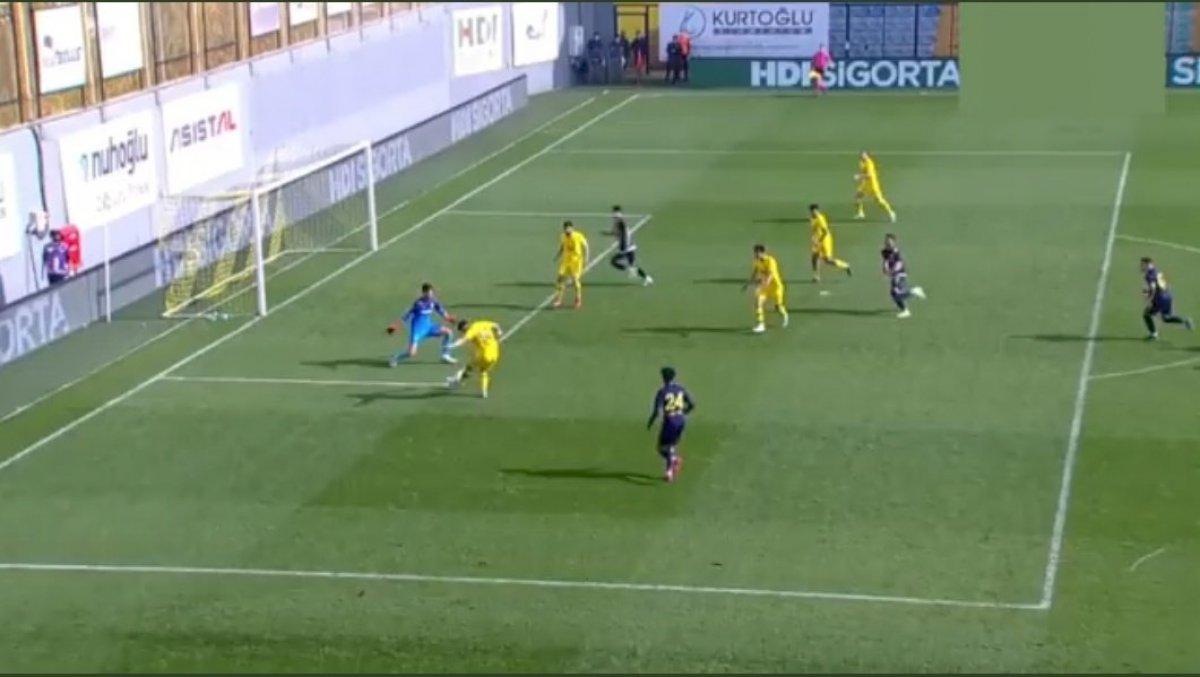 İstanbulspor-Menemenspor maçında tartışmalı pozisyon