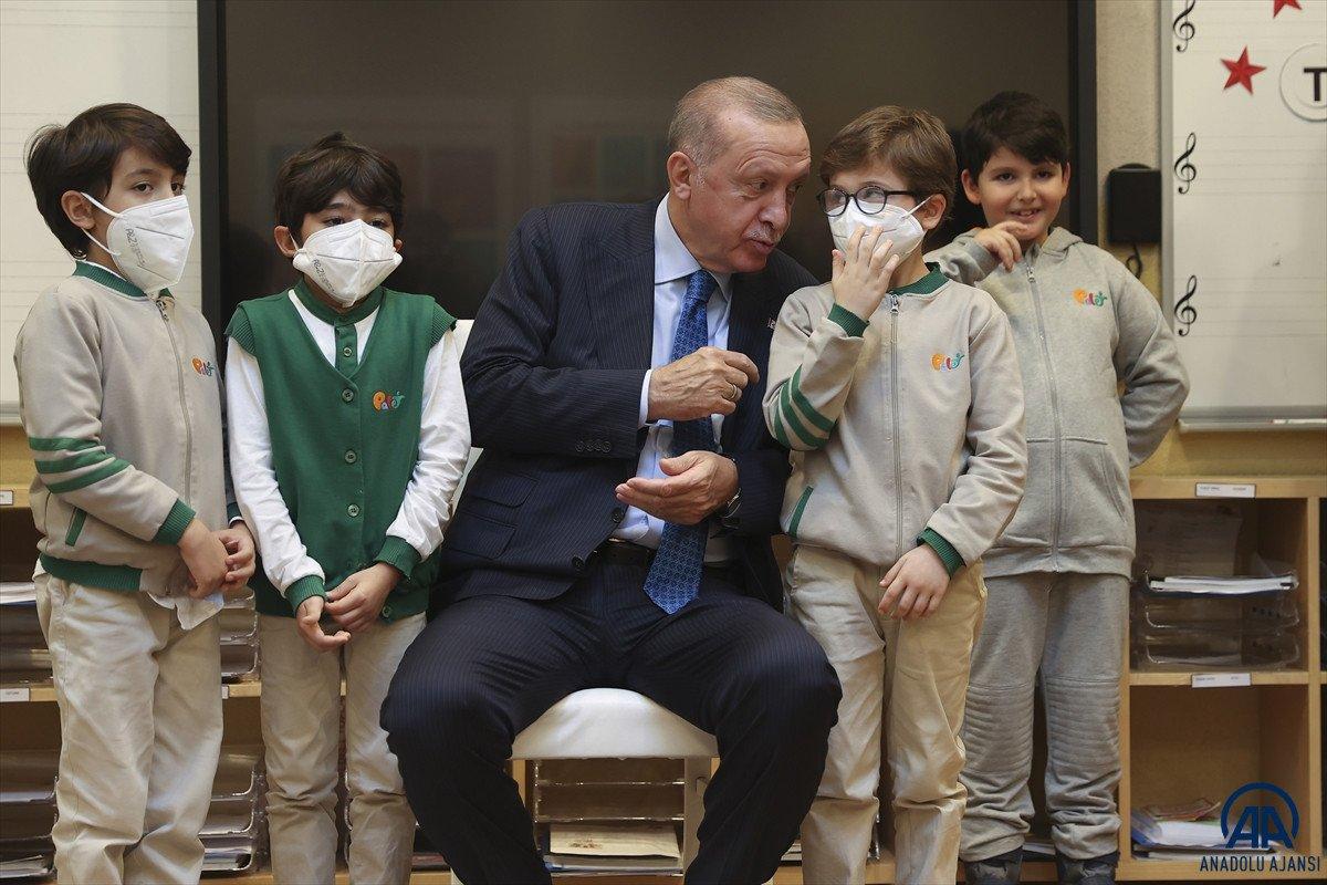 Cumhurbaşkanı Erdoğan, Palet Türk Müziği İlkokulu'nda çocuklarla şarkı söyledi