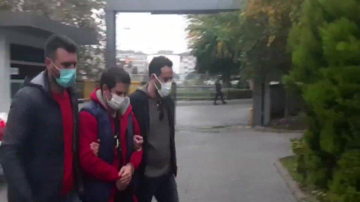 İstanbul'da inceleme bahanesiyle baktığı telefonları çalan hırsız kamerada