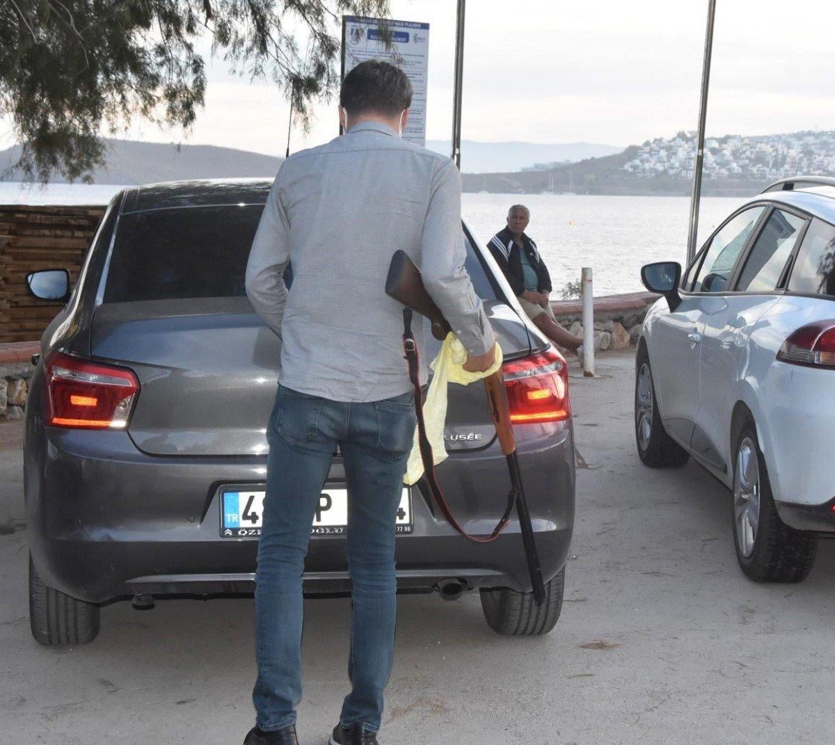 Muğla’da, kendisine havlayan köpeklere av tüfeği ile ateş açtı