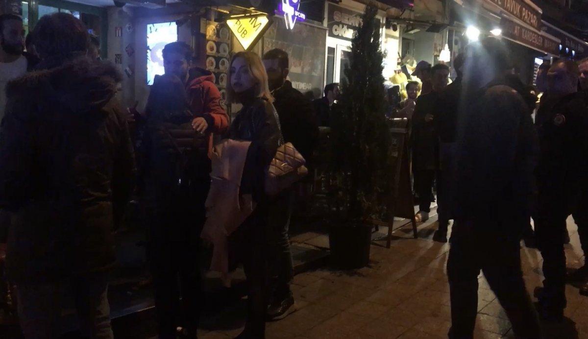 Beyoğlu’nda bara alınmayınca 2 kişiyi vurdu