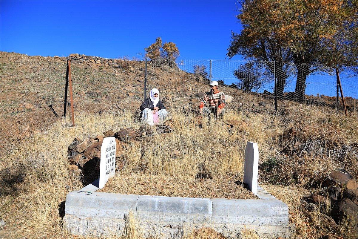 Lütfü Türkkan'ın küfrettiği şehit ağabeyinin annesi oğlunun mezarını ziyaret etti