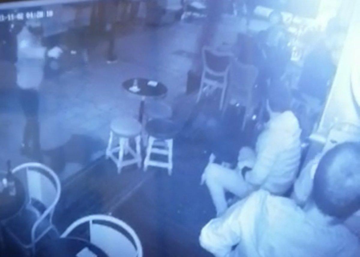 Beyoğlu’nda bara alınmayınca 2 kişiyi vurdu