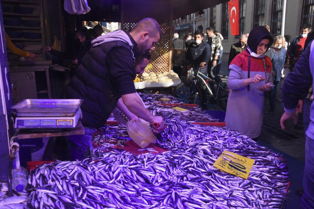 Eskişehir’de hamsinin kilosu 10 liraya düştü, tezgahlarda kuyruklar oluştu
