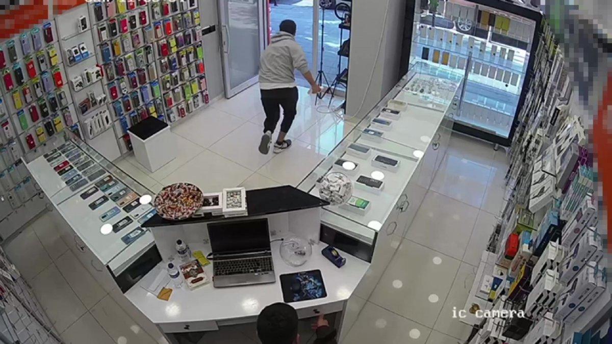 İstanbul'da inceleme bahanesiyle baktığı telefonları çalan hırsız kamerada
