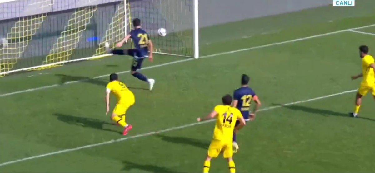 İstanbulspor-Menemenspor maçında tartışmalı pozisyon