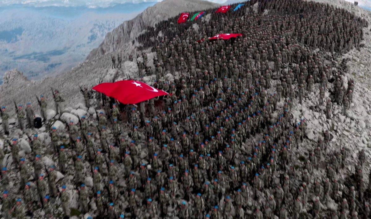 Komandolar şehitler anısına Davraz Dağı'na tırmandı