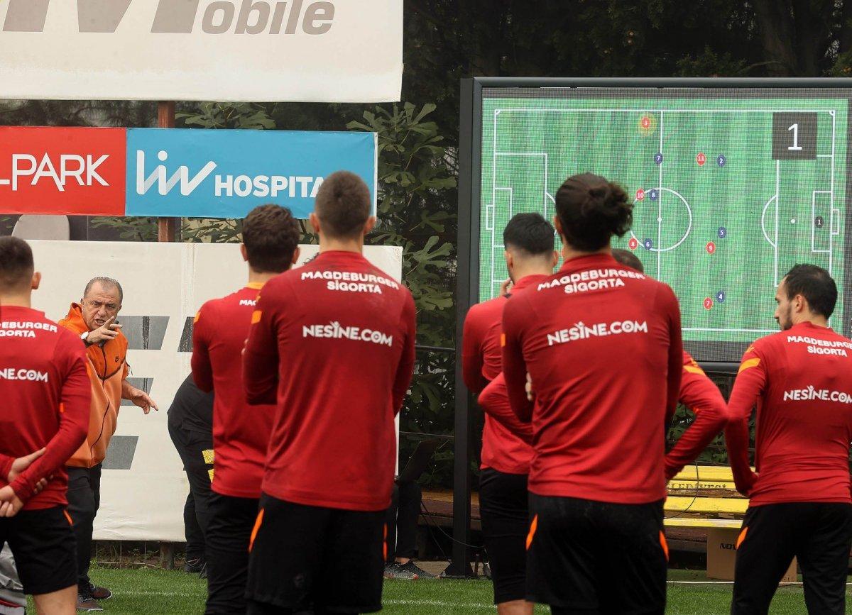 Galatasaray antrenmanında dev ekran ayrıntısı