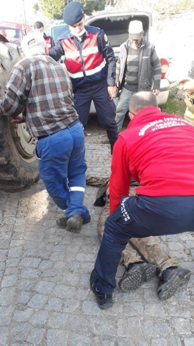 Balıkesir'de kayan traktörü durdurmak isterken altında kaldı