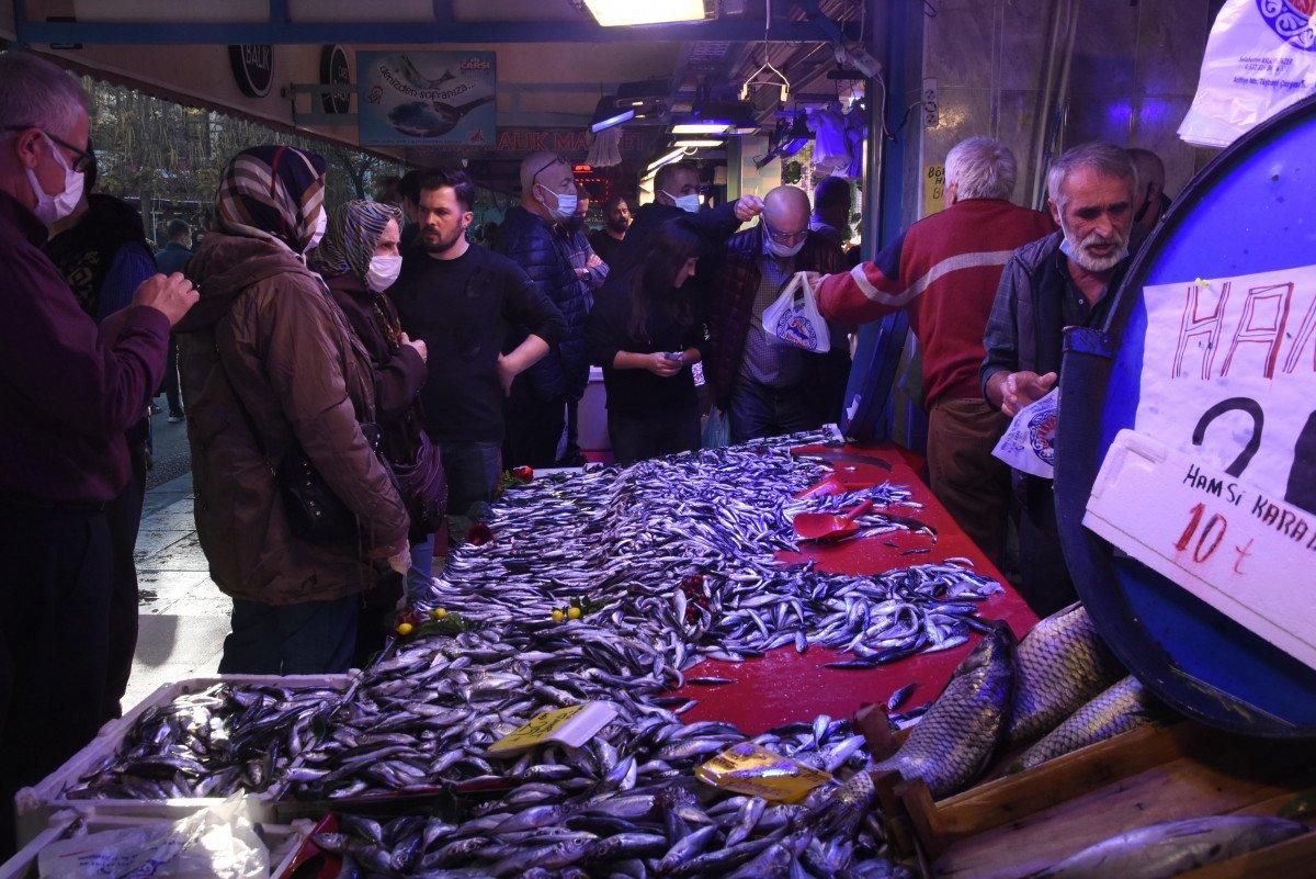 Eskişehir’de hamsinin kilosu 10 liraya düştü, tezgahlarda kuyruklar oluştu