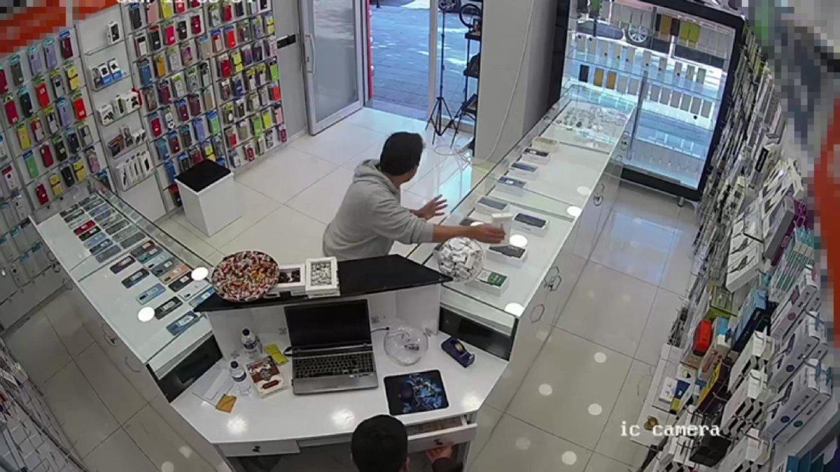 İstanbul'da inceleme bahanesiyle baktığı telefonları çalan hırsız kamerada
