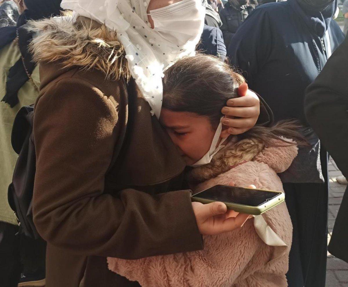 Bursa'da mağaza açılışında izdiham virüsü unutturdu, polis kalabalığı dağıttı