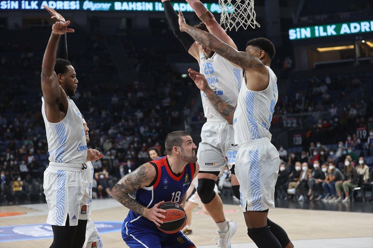 Anadolu Efes sahasında Zenit'e 90-79 yenildi