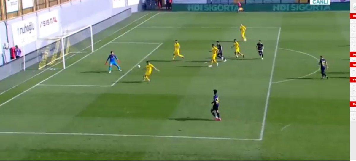 İstanbulspor-Menemenspor maçında tartışmalı pozisyon