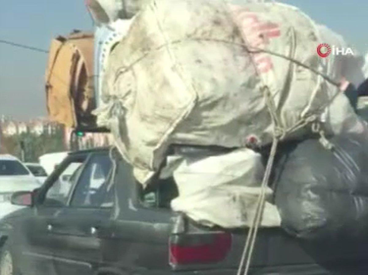 Ankara trafiğinde kamyon gibi yüklenen otomobil