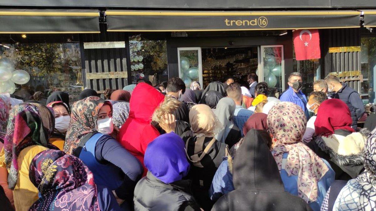 Bursa'da mağaza açılışında izdiham virüsü unutturdu, polis kalabalığı dağıttı