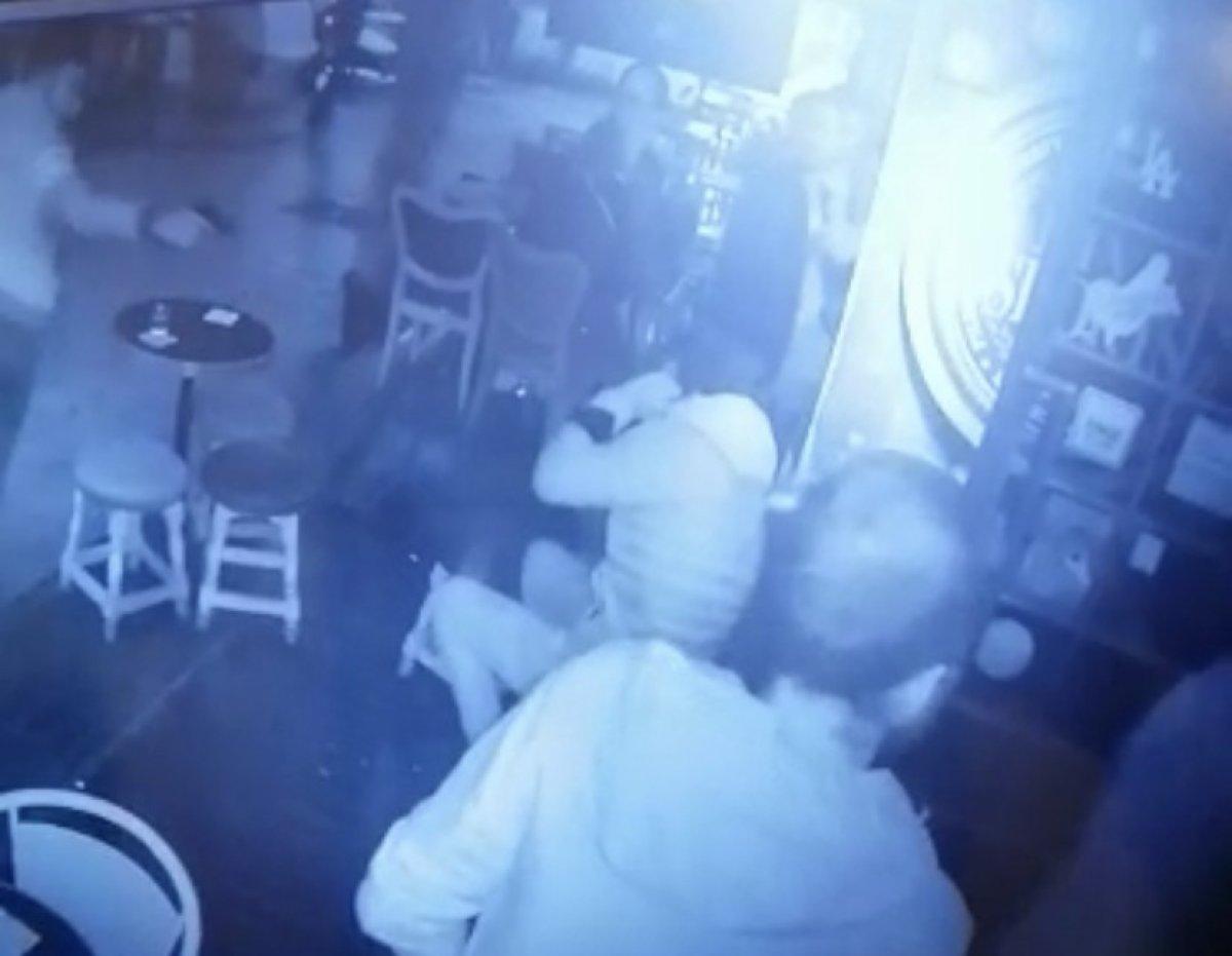 Beyoğlu’nda bara alınmayınca 2 kişiyi vurdu