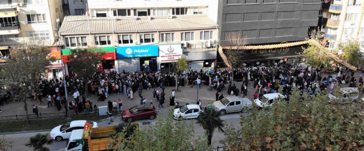 Bursa'da mağaza açılışında izdiham virüsü unutturdu, polis kalabalığı dağıttı