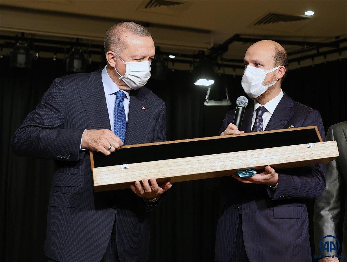 Cumhurbaşkanı Erdoğan, Palet Türk Müziği İlkokulu'nda çocuklarla şarkı söyledi