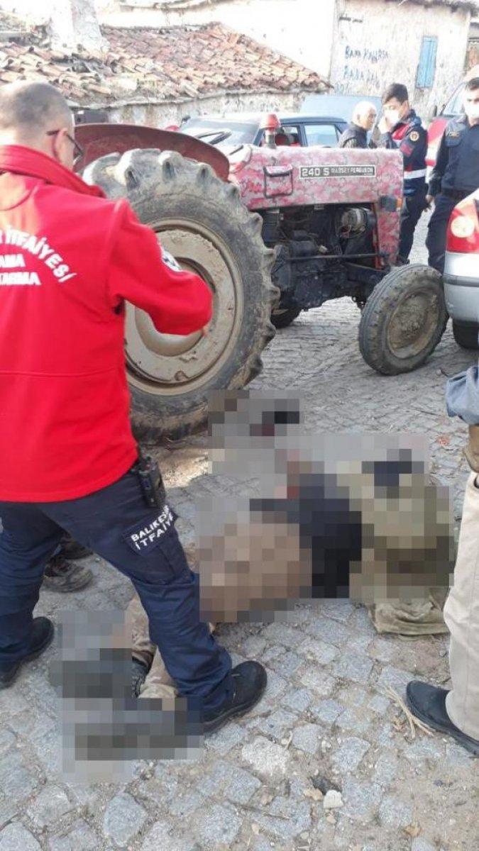 Balıkesir'de kayan traktörü durdurmak isterken altında kaldı