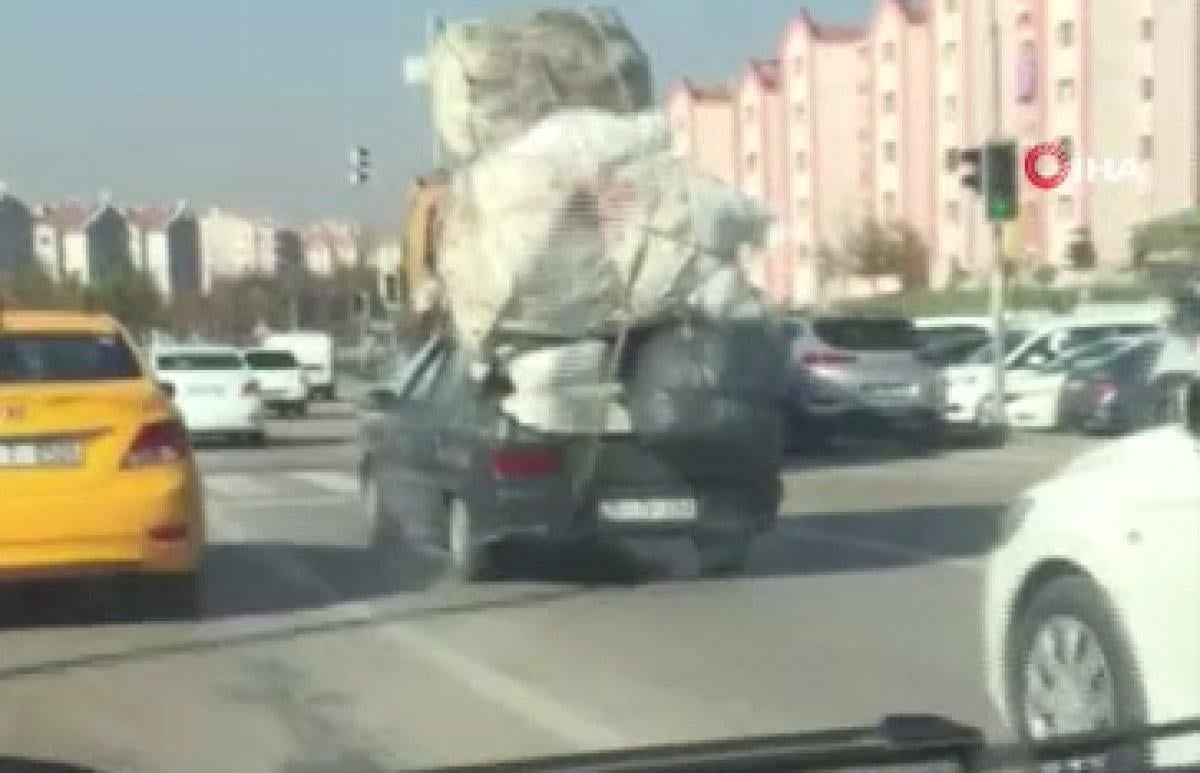 Ankara trafiğinde kamyon gibi yüklenen otomobil