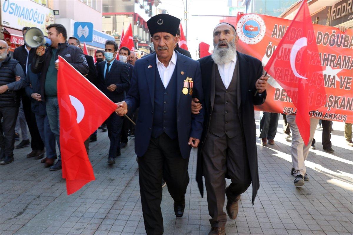 Şehit yakınları İyi Partili Lütfü Türkkan'ı protesto etti