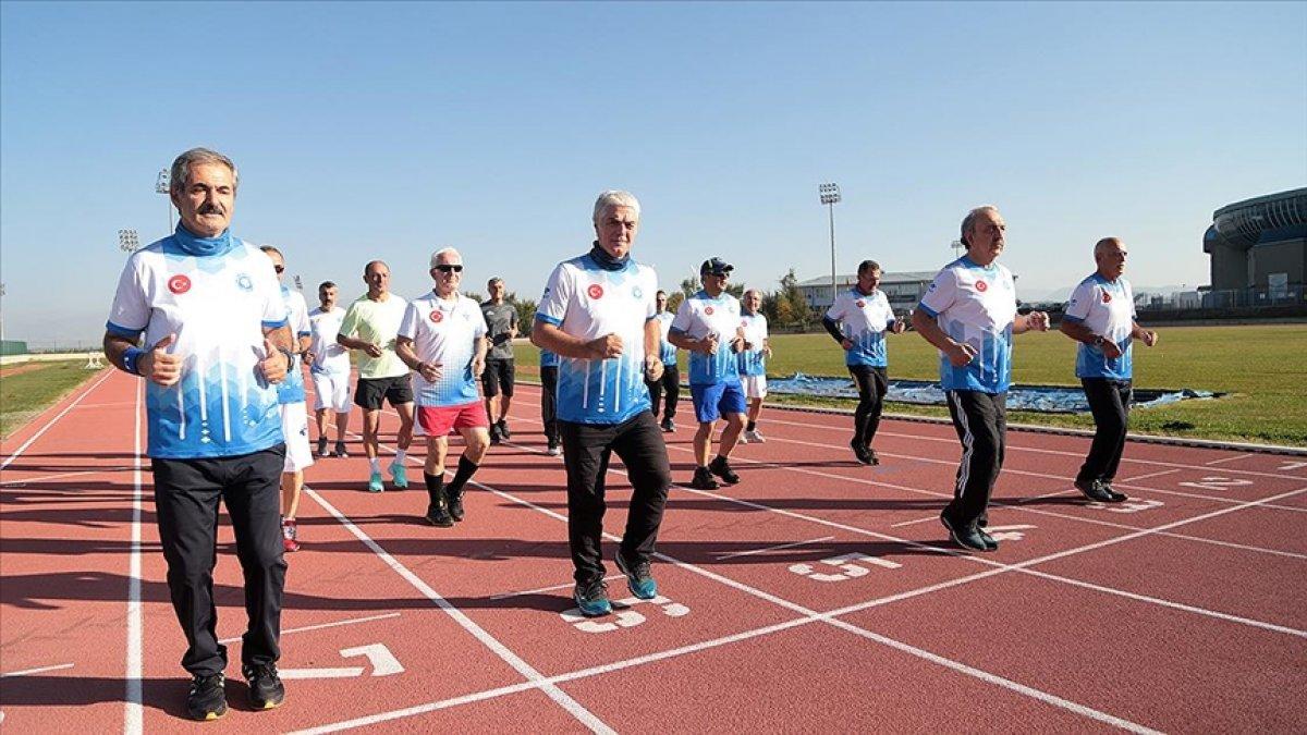 Erzurum'da maratona hazırlanan 'Çılgın Dadaşlar' spor tutkularıyla gençlere taş çıkartıyor