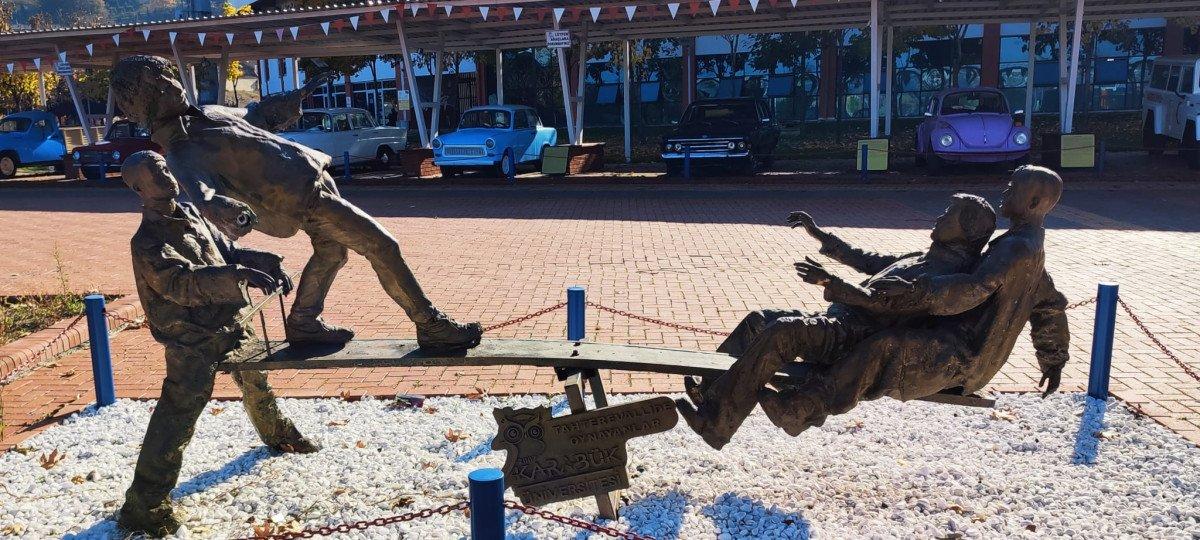 Karabük Üniversitesi Rektörü Refik Polat'tan 'uzuneşek heykeli' açıklaması